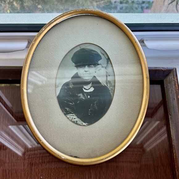 Antique Oval Framed Portrait Photograph – Early 1900s Black and Woman in Hat - Picture 5 of 9